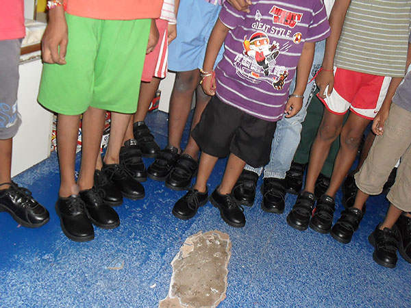 Skolbarnen i project sunshine har fått nya skor till skolan