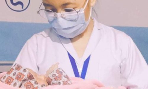 Sköterska med baby i Nepal