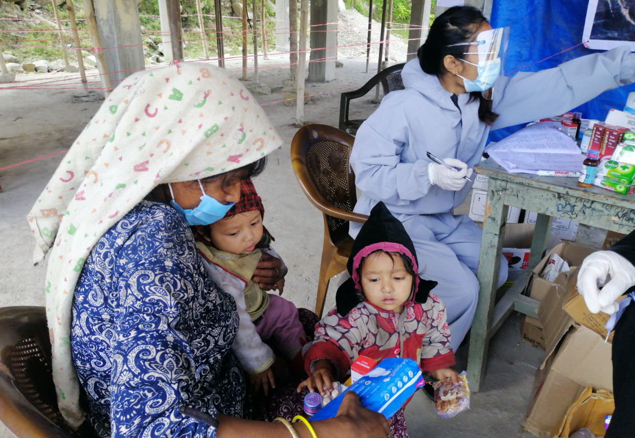 Undersökning med sjuksköterska i Nepal